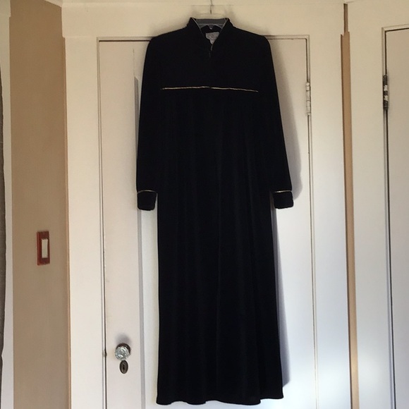 Vintage Black Velvet Robe - Picture 3 of 9